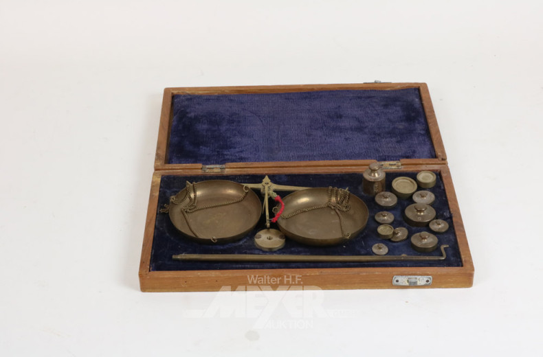 kleine Goldwaage mit Gewichten,