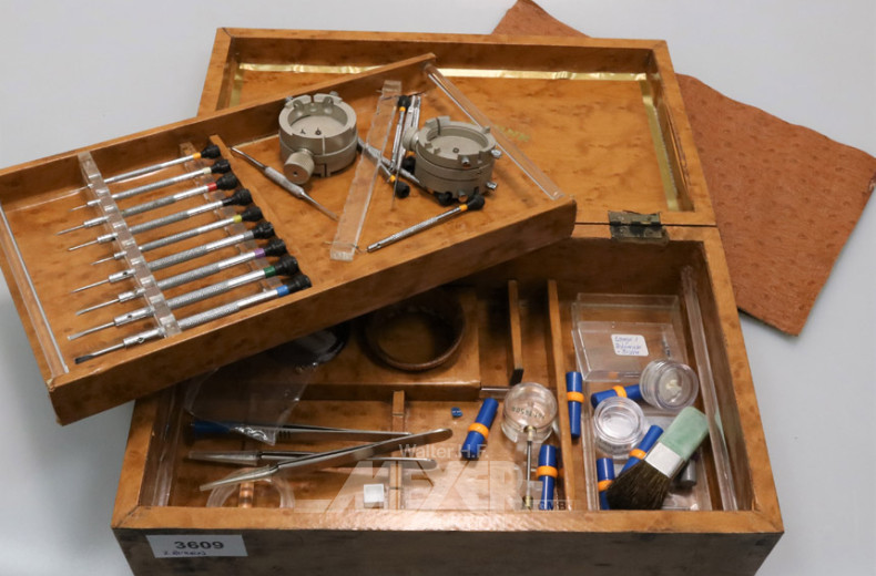 Posten Uhrmacherwerkzeug und Ersatzteile