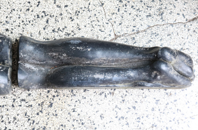 Steinskulptur ''Liegende'', 3-teilig