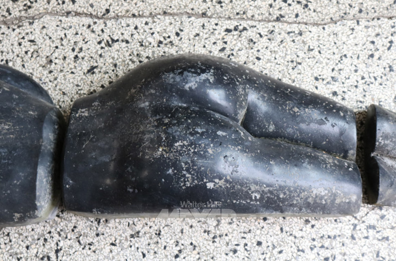 Steinskulptur ''Liegende'', 3-teilig