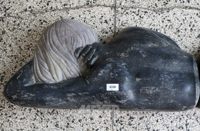 Steinskulptur ''Liegende'', 3-teilig