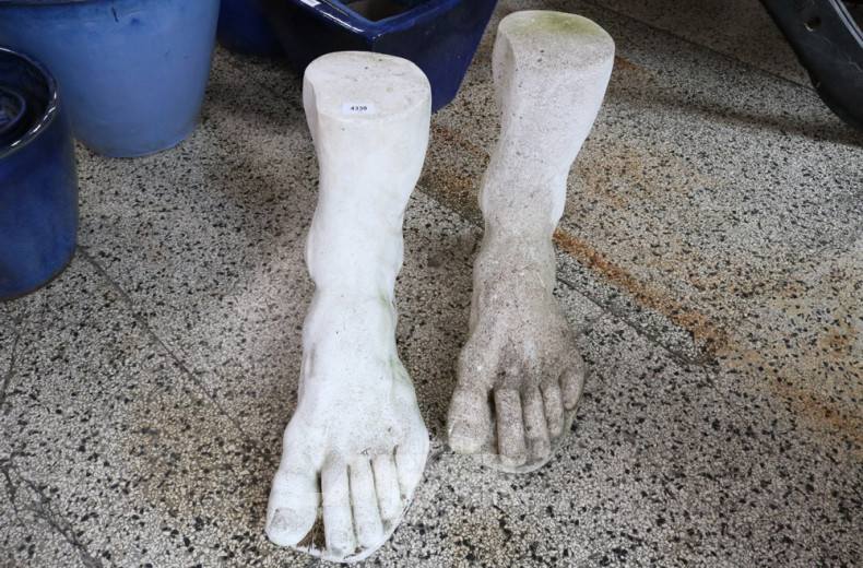 2 Garten-Steinskulpturen ''Füße''