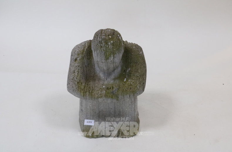 Steinskulptur ''Kauernder Mann''