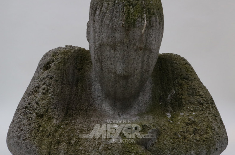 Steinskulptur ''Kauernder Mann''