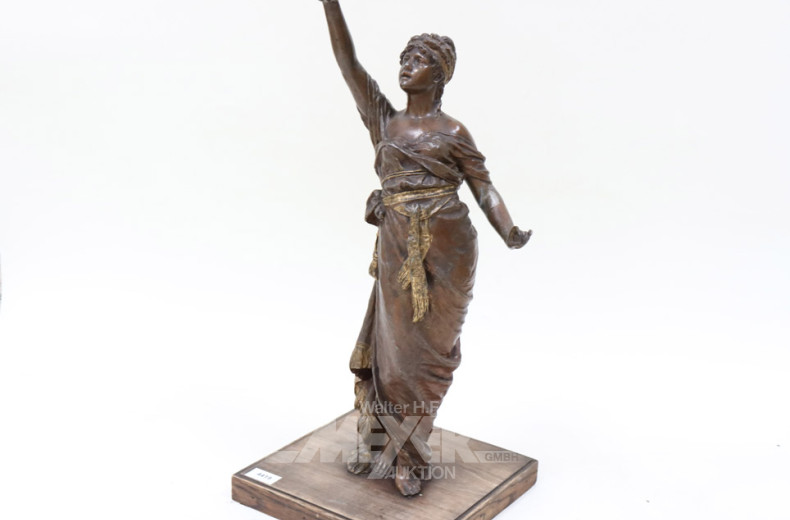 Zinkgußfigur ''Dame'' auf Holzsockel