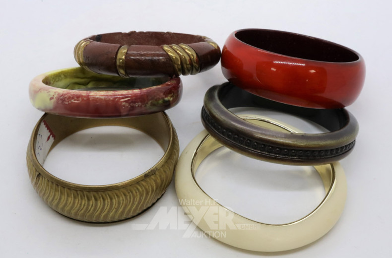 6 Armreifen und 2 Armbanduhren