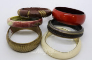 6 Armreifen und 2 Armbanduhren