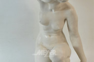 gr. Porz.-Figur, ''kniender weibl. Akt''