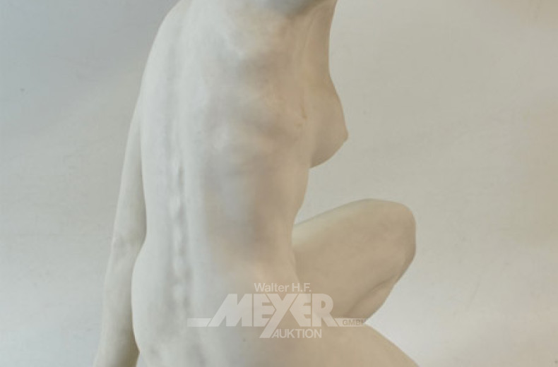 gr. Porz.-Figur, ''kniender weibl. Akt''