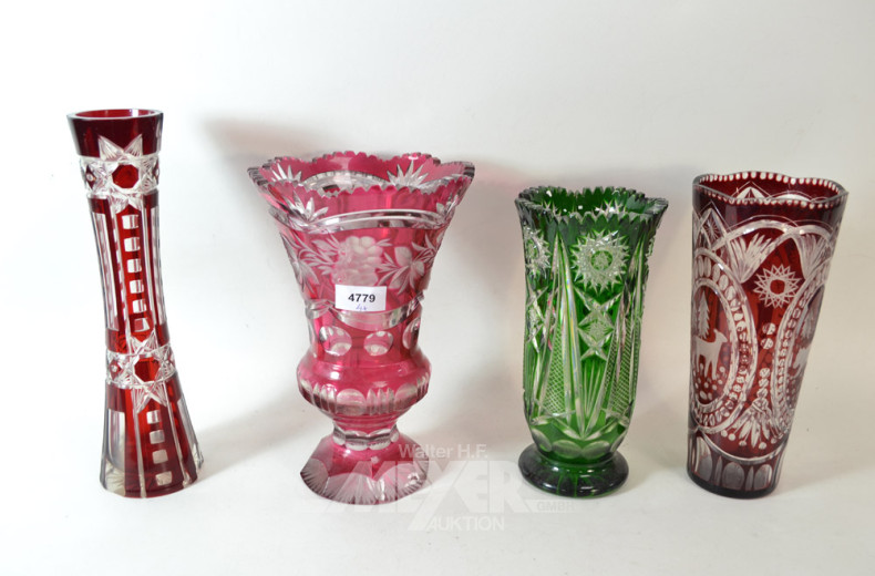 4 versch. farbige Kristall-Vasen