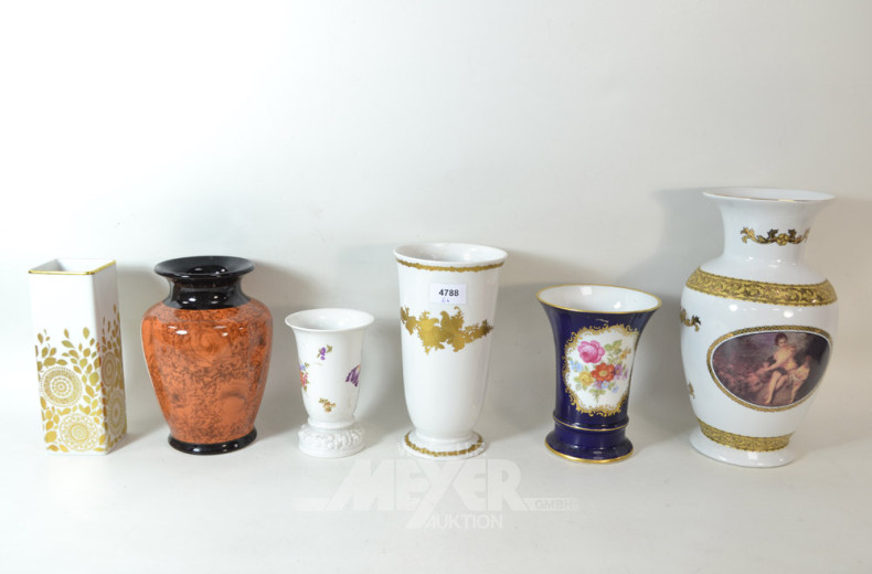 6 versch. Porzellan-Vasen und 1 Katze