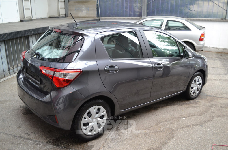 TOYOTA Yaris, grau