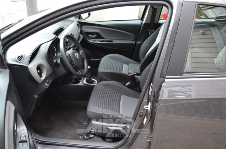 TOYOTA Yaris, grau