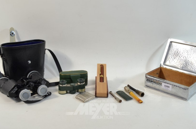 Fernglas, 1 Opernglas u. 1 Metalldose