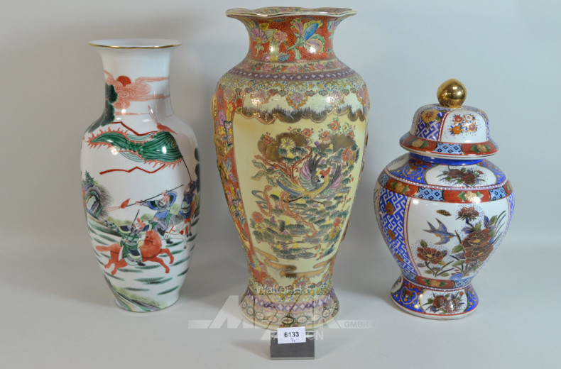 2 asiat. Porz.-Vasen u. 1 Porz.-Deckelvase