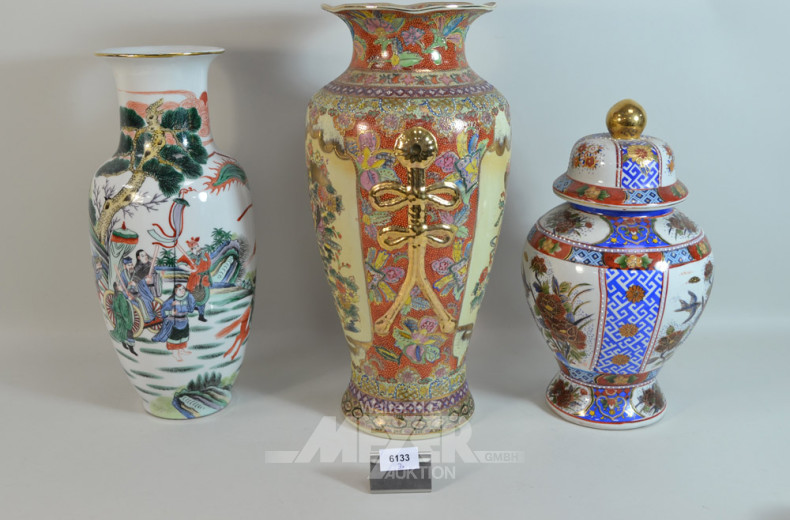 2 asiat. Porz.-Vasen u. 1 Porz.-Deckelvase