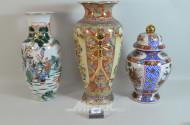 2 asiat. Porz.-Vasen u. 1 Porz.-Deckelvase