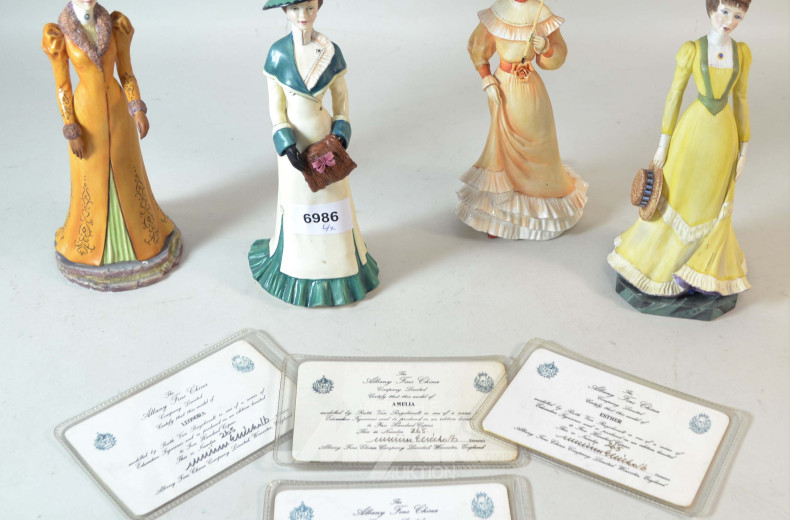 4 Porzellan-Figuren, ''Edeldamen''