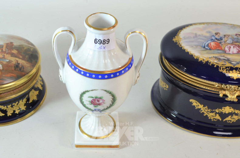 2 versch. Porzellan-Deckeldosen,