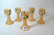5 farbige Weingläser, mit Blumenmalerei