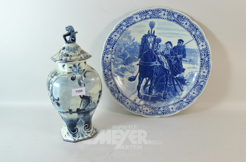 Deckelvase sowie 1 Wandteller DELFT