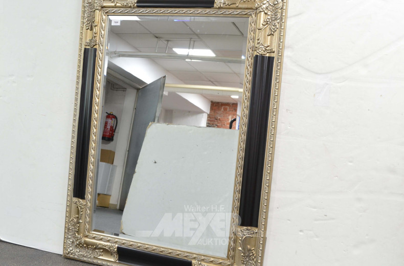 facettierter Wandspiegel im Holzrahmen