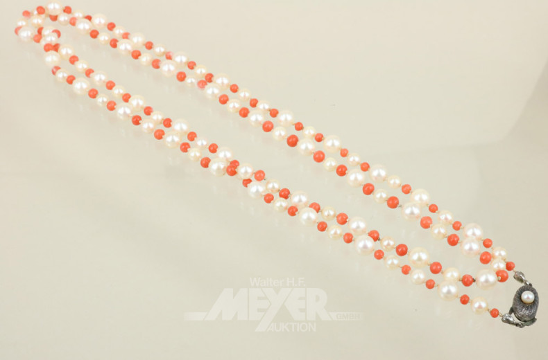 lange Perlenkette mit Korallkugeln