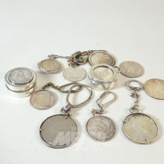 9 Schlüsselanhänger mit Silbermünzen,