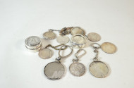 9 Schlüsselanhänger mit Silbermünzen,