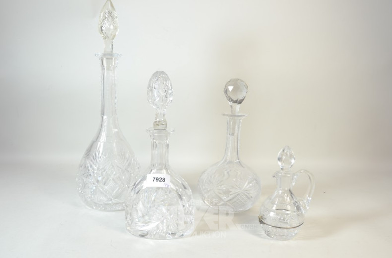 4 versch. Kristallkaraffen