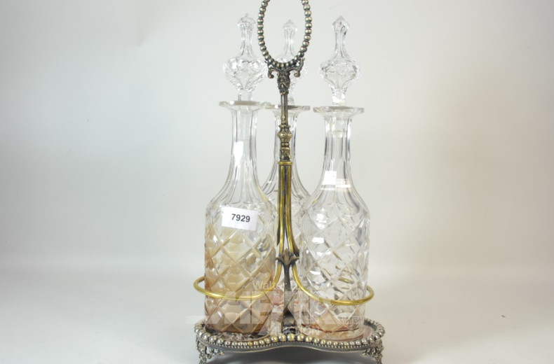 3 Likör-Kristall-Karaffen im Ständer,