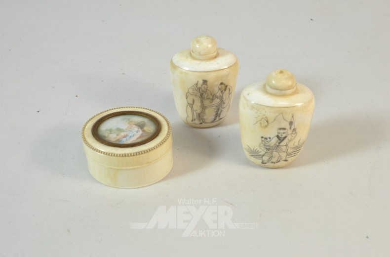 2 Horn-Flakons, 1 Deckeldose