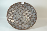 Kupferschale mit aufgeklebten Münzen