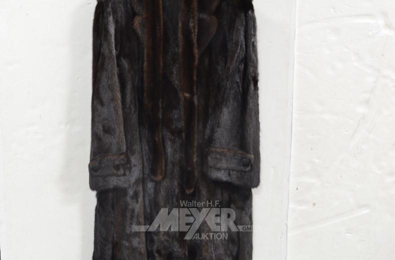 9 versch. ältere Pelzmäntel u.a.