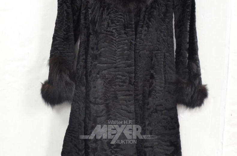 9 versch. ältere Pelzmäntel u.a.