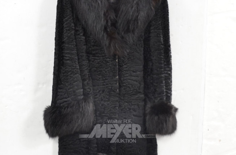9 versch. ältere Pelzmäntel u.a.