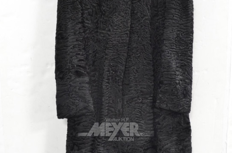 9 versch. ältere Pelzmäntel u.a.