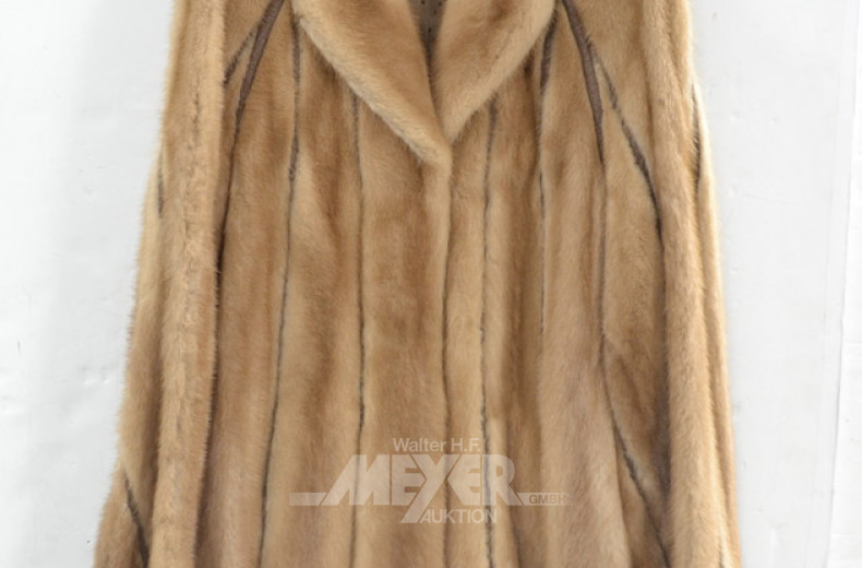 9 versch. ältere Pelzmäntel u.a.