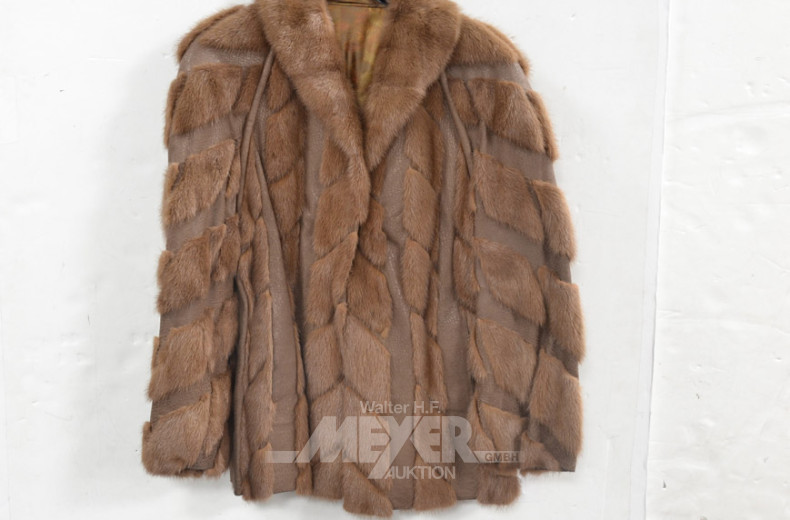 9 versch. ältere Pelzmäntel u.a.
