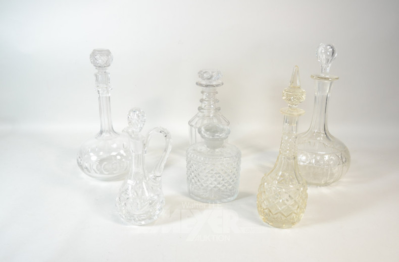 6 versch. Glas- und Kristall-Karaffen