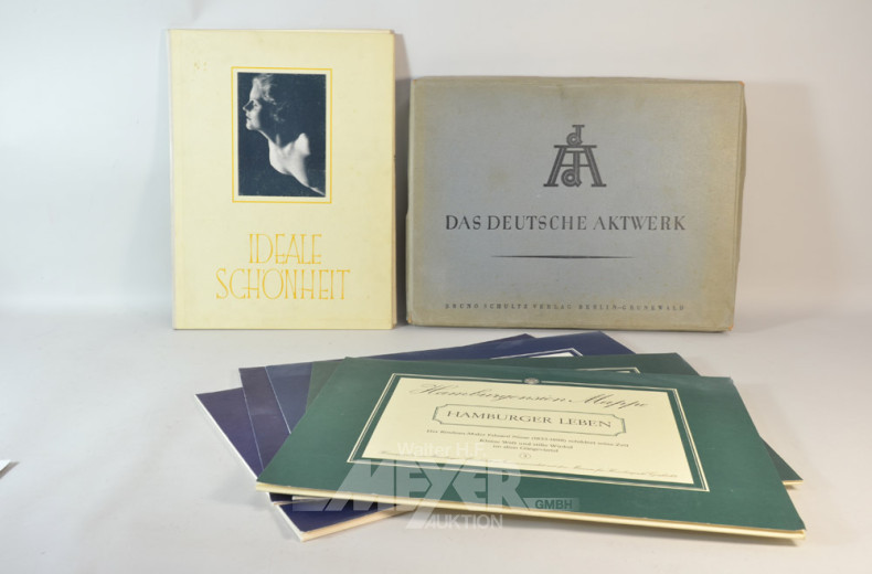 Kassette und 1 Mappe mit Fotos