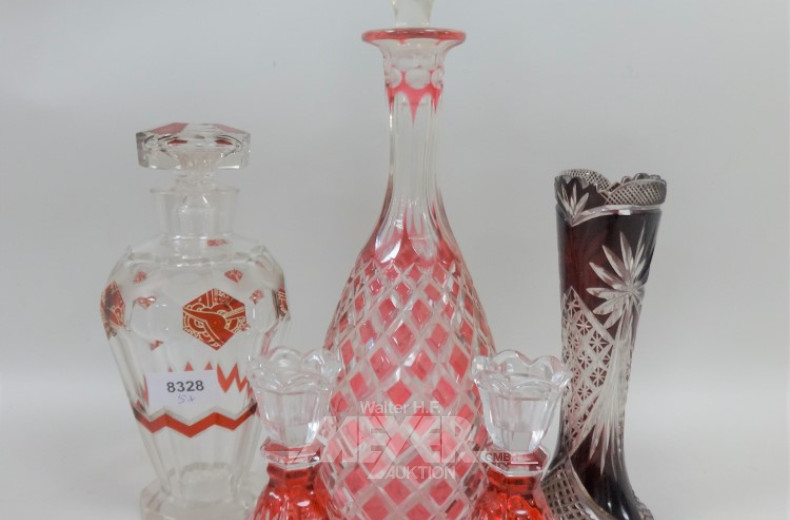 5 Teile farbiges Kristall: 2 Karaffen,