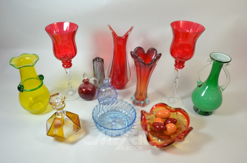 Posten Buntglas: Vasen, Gläser,
