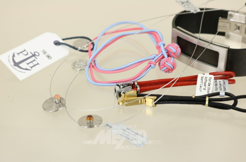 13 Armbänder und 3 Halsketten