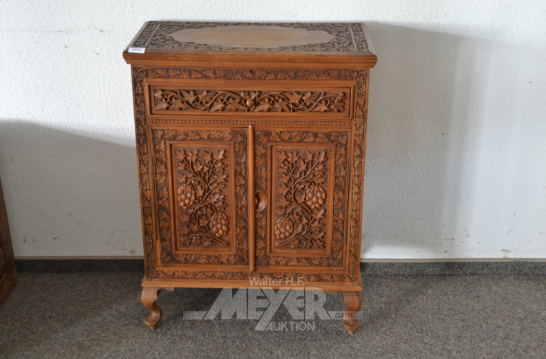 kl. Nähschränkchen mit Schnitzereien,