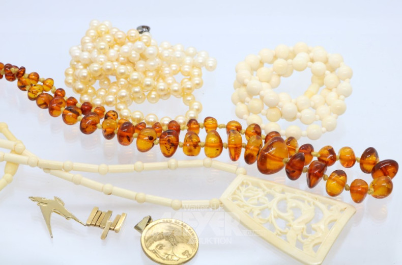 5 versch. Ketten, u.a. Bernstein, Horn,