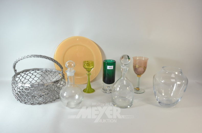 Posten Hausrat: Korb, Karaffen,