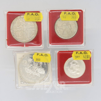 4 Silber-Münzen (100 Rupien /