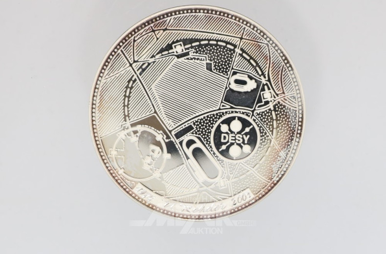 Holzschachtel mit Silbermedaille