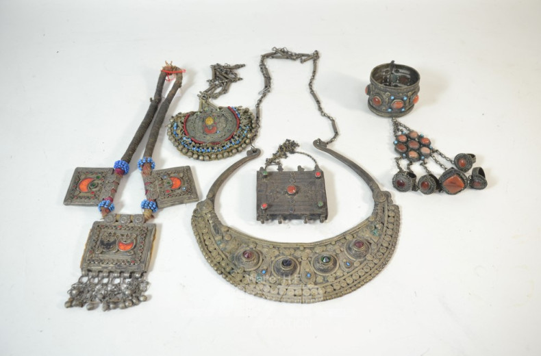 Posten div. asiat. Schmuck: Halsketten,